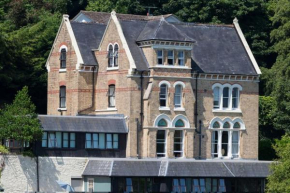 The Elmfield, 8 Bed Villa with heated indoor Swimming Pool and Cocktail Bar